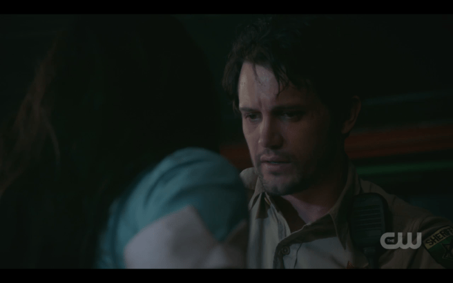 roswell, nm max looks at liz's wound, you pervs