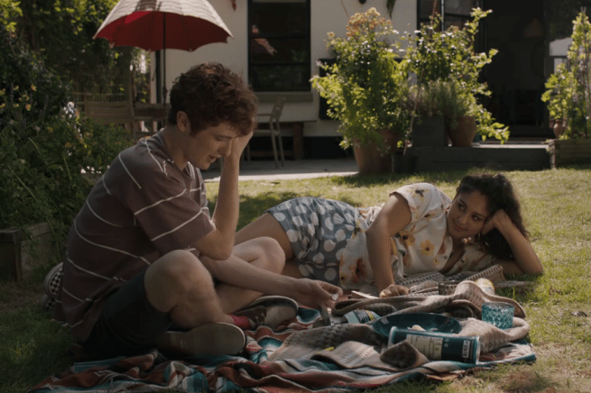 Hanna S1Ep5 Dan & Sophie in Yard.png