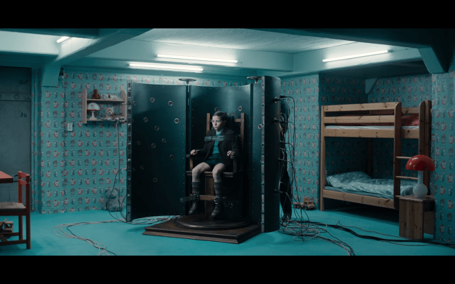 Dark S2Ep4 Helge in the Chair