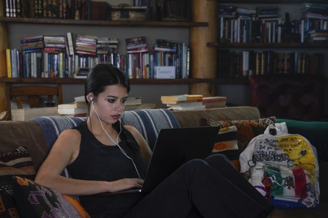 Roswell, New Mexico S2E2 Rosa at Max's House