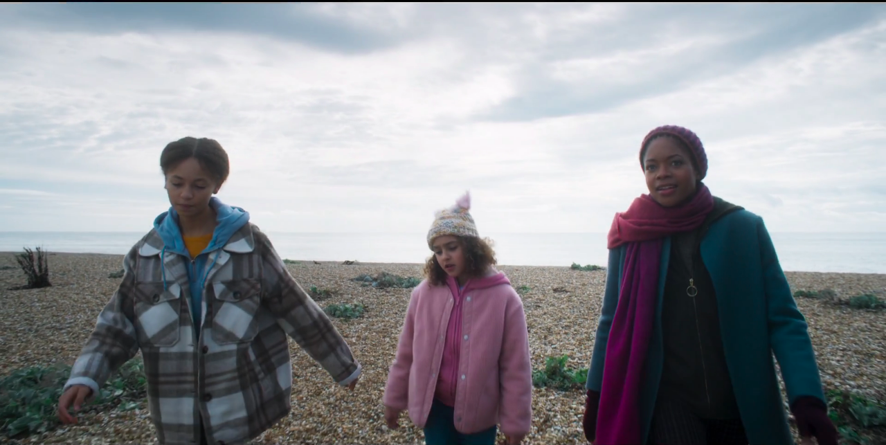 The Third Day S1Ep4 Helen & Girls on Beach