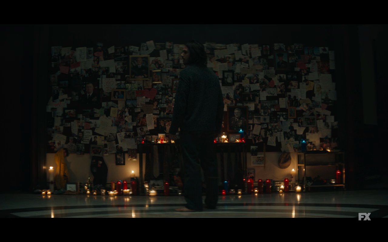 Y The Last Man S1Ep3 Yorick in Hall of Heroes