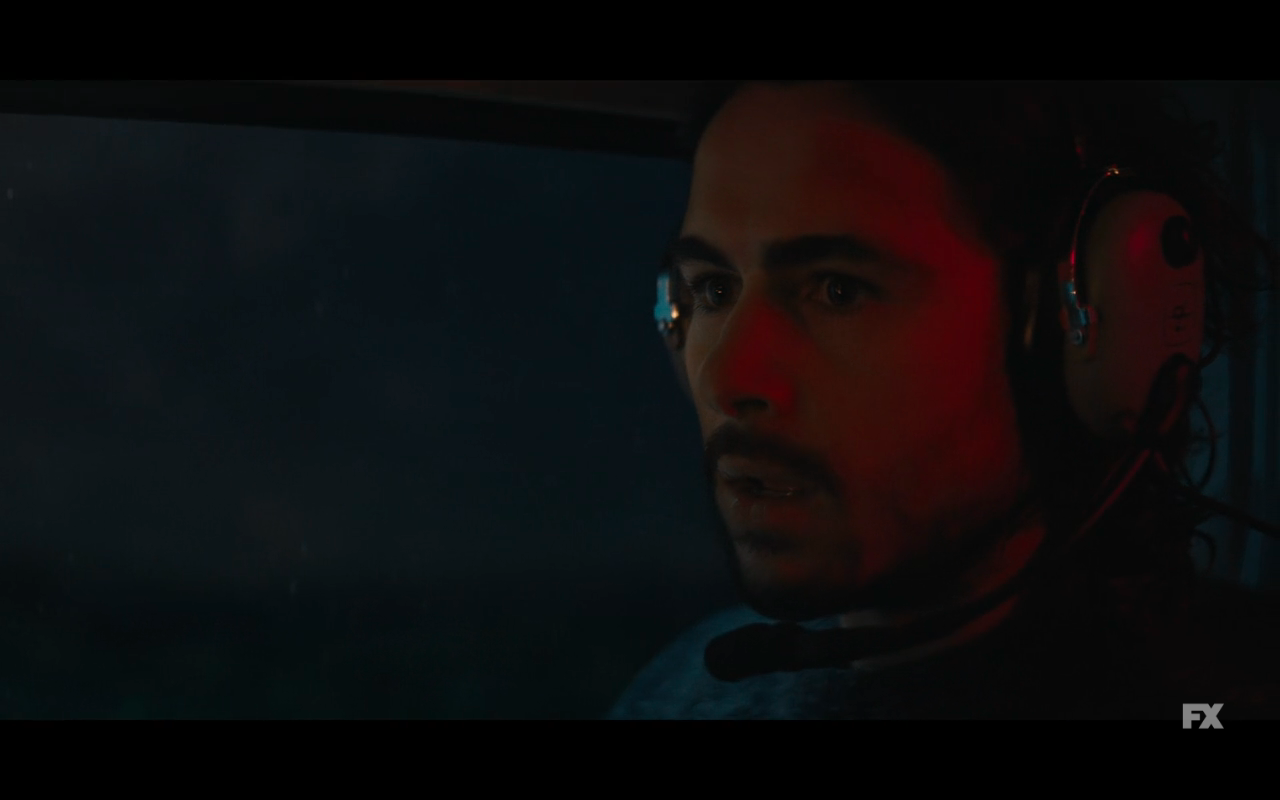 Y The Last Man S1Ep3 Yorick in Helicopter