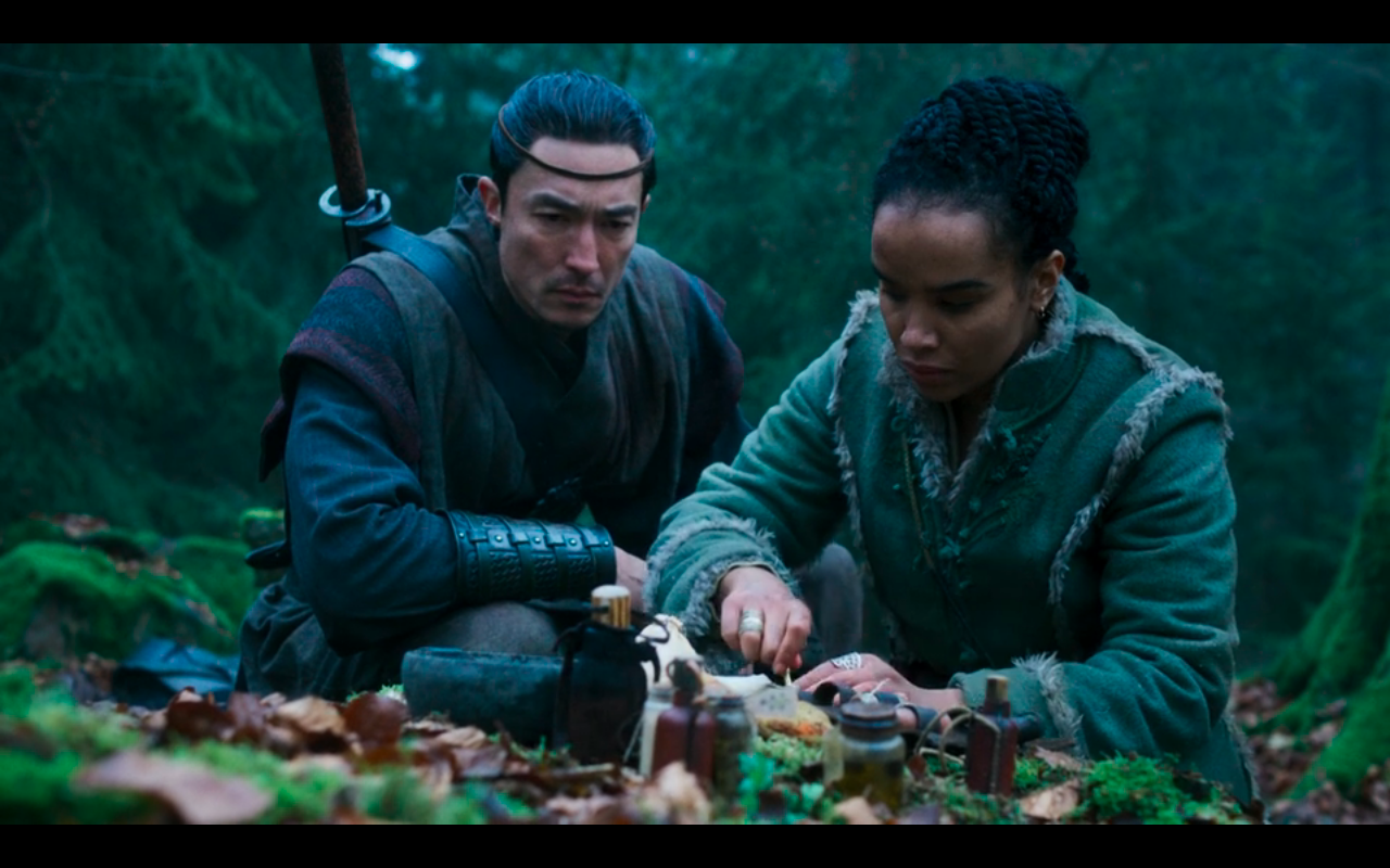 Wheel of Time S1Ep3 Lan Watches Nynaeve Prep Poultice